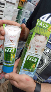 ژل شستشو صورت وکالی اورجینال Wokali face wash Gel بهترین جایگزین صابون برای شستشوی صورت از بین برنده چربی پوست تمیز کننده عالی و عمیق منافذ باز پوست مرطوب کننده و آبرسان حاوی کلاژن و انواع ویتامین ها مغری پوست ضد لکه پوستی بدون ایجاد خشکی پوست جلوگیری از ایجاد جوش روی پوست کمک به بهبود جوش ها حاوی هیالورونیک اسید جوانسازی پوست روشن و شاداب کننده پوست فاقد صابون برطرف کننده خشکی و پوسته پوسته شدن پوست برطرف کننده قرمزی پوست برطرف کننده جوش های سرسیاه