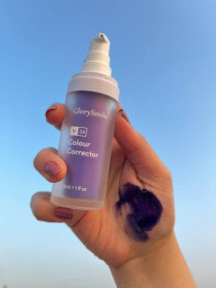 خمیر دندان پمپی سفید کننده Glorysmile حجم 30 میل دارای ترکیبات گیاهی و ضد باکتری با واکنش شیم سدیم کربنات و نمک رفع زردی و لک دندان ها از بین برنده لکه های ناشی از سیگار، قهوه و چای سفید کننده حفظ کننده سلامت لثه ها ضد پوسیدگی و جرم دندان