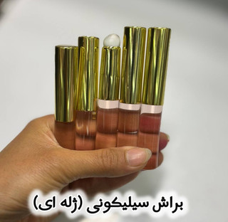 براش سیلیکونی (ژله ای) این براش جایگزین همه مینی براشها جای بسیار کمی میگیره، محصولات کرمی وپودری رو خیییلیییی قشنگ فید میکنه ومواد رو نمیخوره برخلاف براش های موئی قابل شستشو برای زدن انواع رژ لب ،تینت لب ،سایه ،کانسیلر و...