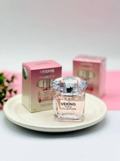 ادکلن ورساچه صورتی وایکینگ کیفیت عالی ادکلن ورساچه صورتی (Versace Bright Crystal) یکی از عطرهای محبوب و شناختهشده زنانه از برند ورساچه است که با طراحی شیک، رایحهای ظریف و زنانه و ظاهر جذاب، انتخابی مناسب برای خانمهایی است که به عطرهای لطیف، خنک و خوشبو علاقه دارند. بطری صورتی و کریستالی این عطر، ظاهر بسیار زیبایی دارد و میتواند گزینهای جذاب برای استفاده شخصی یا هدیه دادن باشد.این عطر با رایحهای دلنشین و زنانه، حس شادابی، لطافت و طراوت را تداعی میکند و برای استفاده در موقعیتهای مختلف از جمله استفاده روزانه، محل کار، دورهمی، مهمانی و قرارهای دوستانه مناسب است